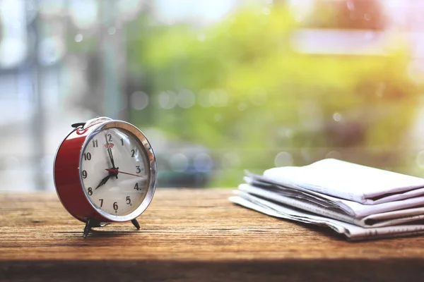 Foto de Stock - reloj despertador retro analógico en la mesa de madera —  Fotos de Stock