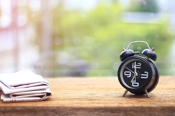 ストック フォト - 木製のテーブルにアナログのレトロな目覚まし時計 — ストック写真