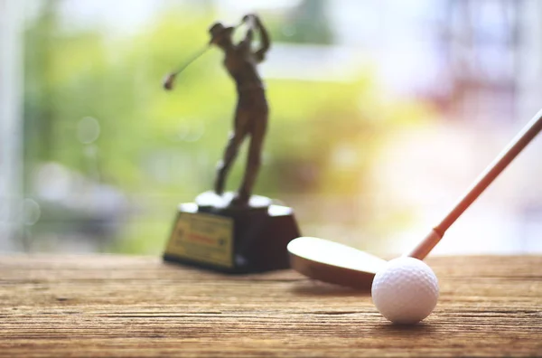 Foto de stock - pelota de golf y club de golf en la vieja mesa de madera — Foto de Stock