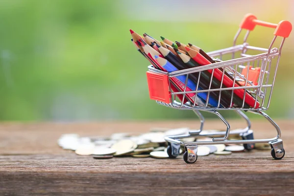 Foto de stock - lápices de color en el carrito de la compra . —  Fotos de Stock