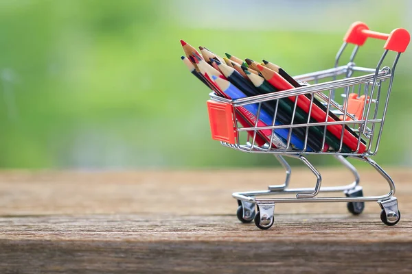 Foto de stock - lápices de color en el carrito de la compra . —  Fotos de Stock