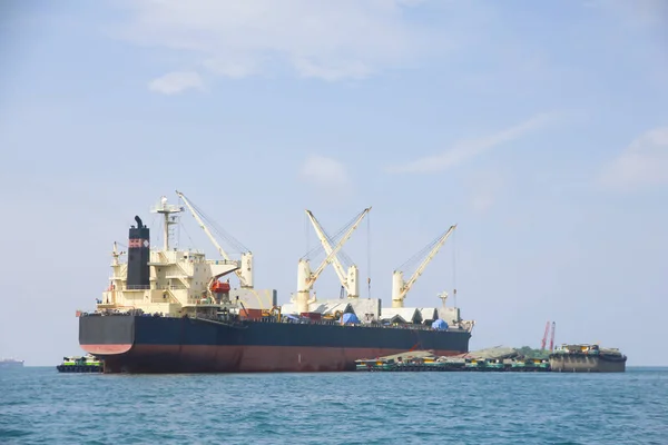 Foto stock - Grande navio-tanque em rota para o mar — Fotografia de Stock