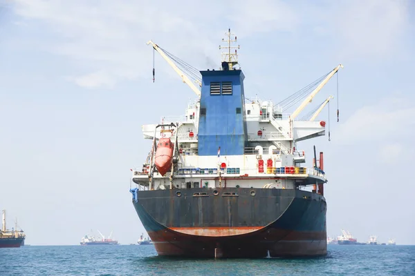 Stock Photo - Великий танкерний корабель на шляху до моря — стокове фото
