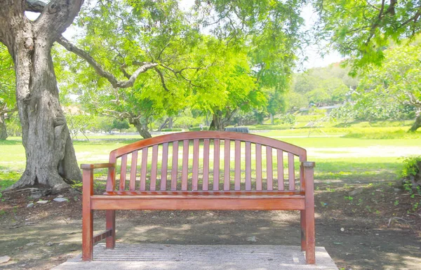 Zdjęcie - jeden park ławki w parku publicznym — Zdjęcie stockowe
