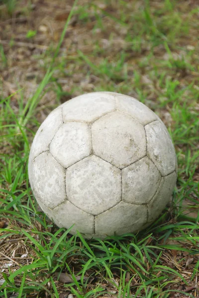 Фото - Старый футбольный мяч на зеленой траве — стоковое фото