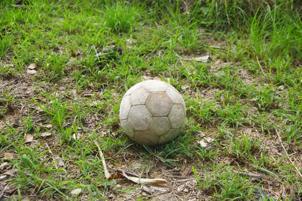 Foto de stock - Bola de fútbol viejo sobre hierba verde —  Fotos de Stock