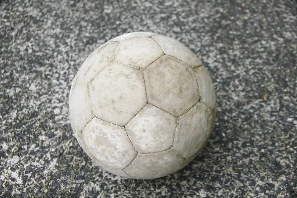 Hazır Fotoğraf - eski futbol topu beton zemin (sokak futbol) — Stok fotoğraf