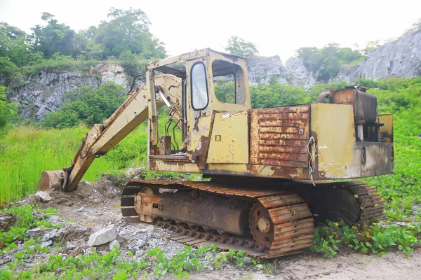 Foto de stock - Antigua excavadora oxidándose en un bosque — Foto de Stock