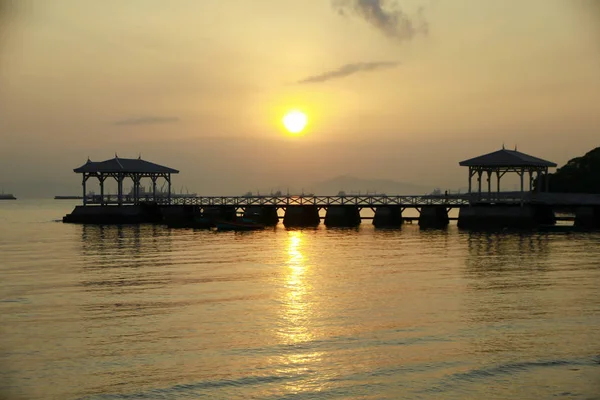 Stock Photo - wooded bridge in the port along sunrise. — Stock Photo, Image