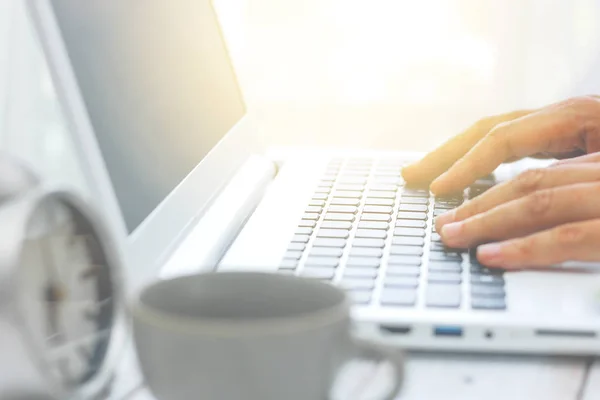 Archivfoto - verschwommene Männerhand mit Notebook-Computer zu Hause — Stockfoto