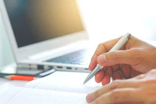 Archivbild - verschwommene Hände, die einen Stift in der Hand halten — Stockfoto