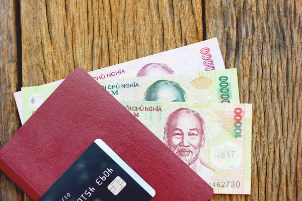 Archivbild - Reisepass und vietnamesisches Geld (dong)) — Stockfoto