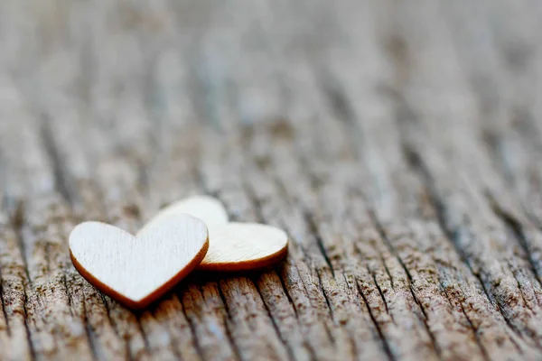 Foto de stock - Blurry pequeño corazón en tablero de madera —  Fotos de Stock