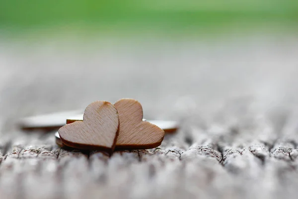 Фото - маленькое сердце на деревянной доске — стоковое фото