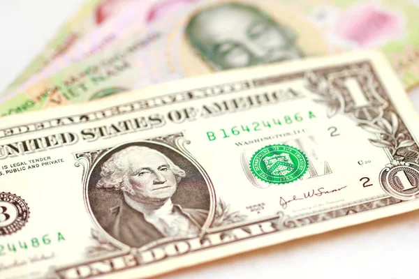 Фото на складе - один доллар и вьетнамские банкноты (Dong ) — стоковое фото