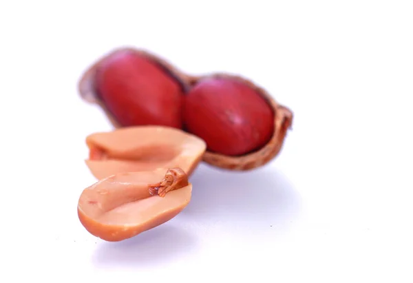 Foto stock - Três amendoins isolados em fundo branco — Fotografia de Stock