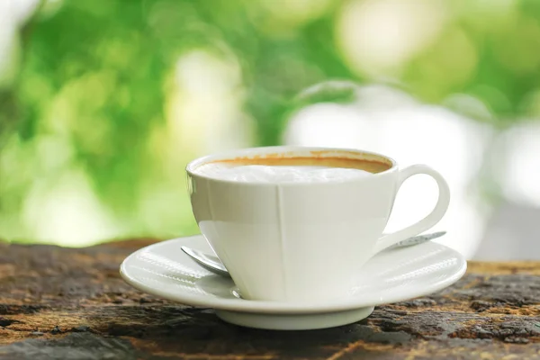 Stock Photo - Tasse à café blanche sur une vieille table en bois brun avec bo — Photo