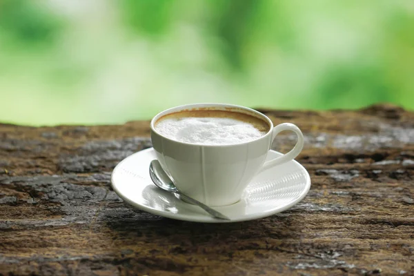 Stock Photo - Tasse à café blanche sur une vieille table en bois brun avec bo — Photo