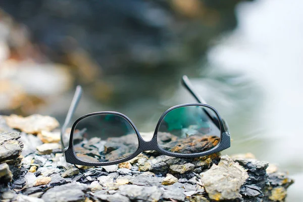 Stockfoto - zonnebril door de rotsen — Stockfoto