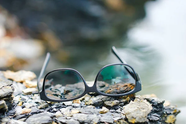 Foto de Stock - Gafas de sol por las rocas —  Fotos de Stock