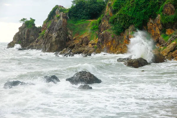 Fotografie - mocné vlny na skalnaté pláži — Stock fotografie