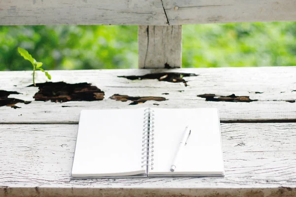 Stockfoto zakelijke achtergrond - open Kladblok met pen op houten achtergrond, close-up met kopie ruimte — Stockfoto