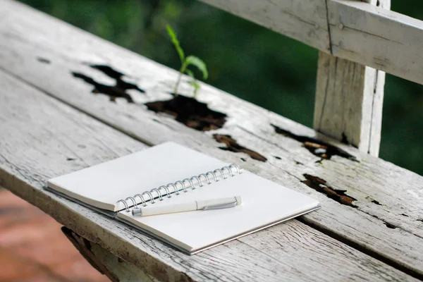 Stock photo business background - offener Notizblock mit Stift auf Holzhintergrund, Nahaufnahme mit Kopierraum — Stockfoto