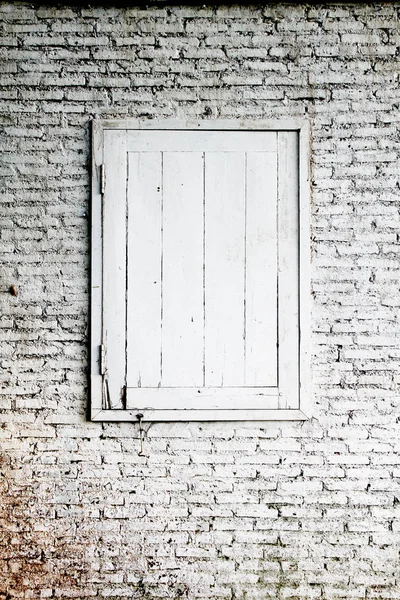 Archivbild altes verlassenes Fenster, Detail eines Fensters eines zerstörten Hauses, Vertreibung und Verlassenheit, Krise — Stockfoto