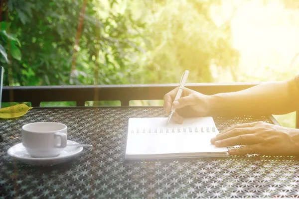 Zdjęcie z urzędu pracy koncepcja pionowe. Człowiek siedzi w vintage biurku szorstki Naturalne, pisanie notebook z filiżanki kawy — Zdjęcie stockowe