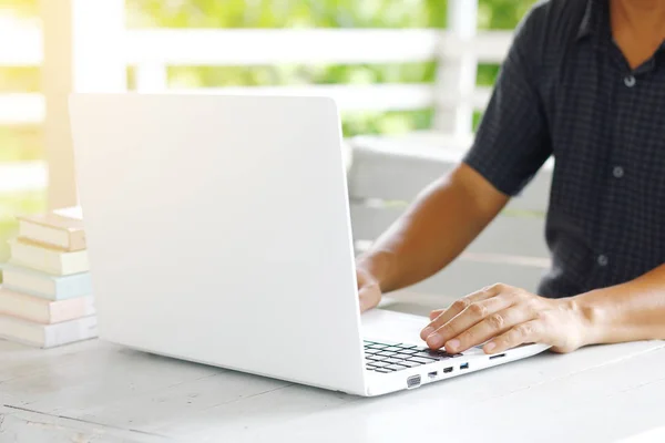 Φωτογραφία απόθεμα μεγέθυνση του ανθρώπου χέρι πληκτρολογώντας το laptop ή το notebook που κάθεται στο τόπο εργασίας vintage ύφος — Φωτογραφία Αρχείου