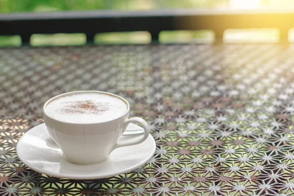 Zdjęcie białych filiżanek kawy Cappuccino — Zdjęcie stockowe
