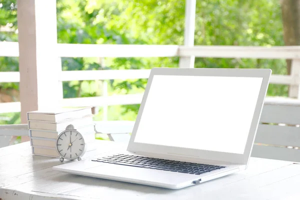 Stock Foto Laptop leeren Bildschirm auf der Oberseite der natürlichen Holztisch und Retro-Weiß und Tierwelt Hintergrund. für Grafik Design Displays — Stockfoto