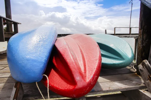 Foto de stock - Larga vista de coloridos kayaks en un muelle de madera — Foto de Stock