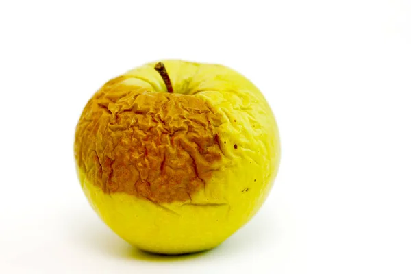 Beyaz arka plan üzerinde izole çürümüş elma — Stok fotoğraf