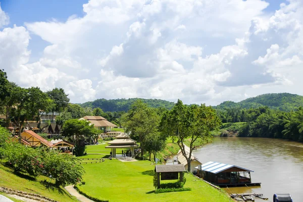 Foto stock - Ao lado do rio. Vista de um jardim de férias resort — Fotografia de Stock