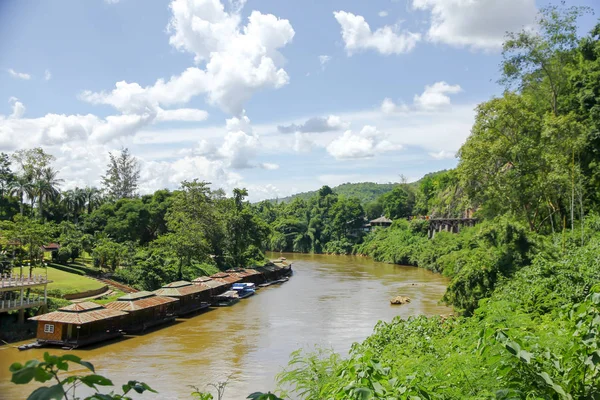 Foto de stock - A orillas del río. Vista de un jardín del complejo vacacional — Foto de Stock