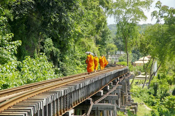 Archivbild - Mönch geht in der Natur auf Schienen — Stockfoto