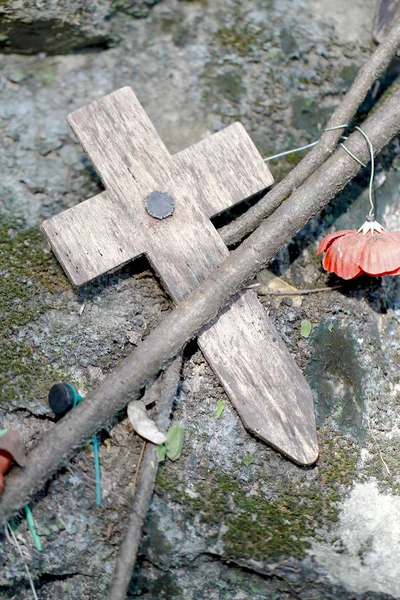 Stock Photo - Cross memorial to prisoner of war at Hellfire Pass — Stock Photo, Image