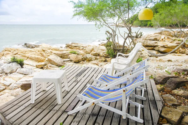 Tro güzel Plajı manzaralı peyzaj Sahne Alanı'nda ahşap sandalye — Stok fotoğraf