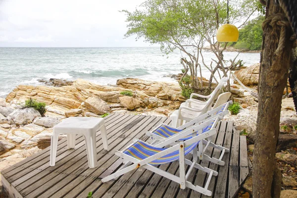 Silla de madera en el escenario del paisaje con hermosa vista a la playa en tro — Foto de Stock