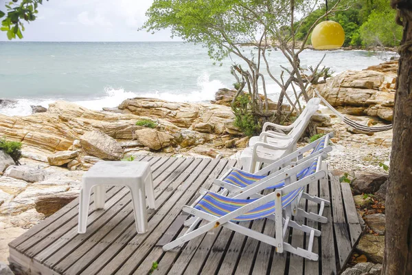 Tro güzel Plajı manzaralı peyzaj Sahne Alanı'nda ahşap sandalye — Stok fotoğraf