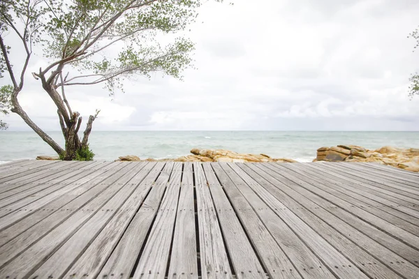 Scena di spiaggia con pavimento in legno, sguardo drammatico — Foto Stock