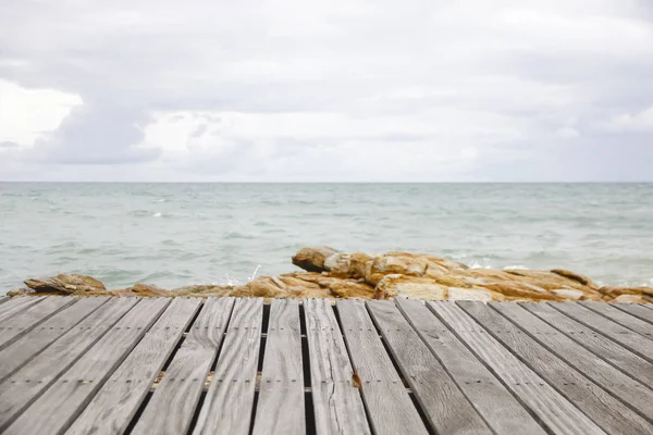 Scena di spiaggia con pavimento in legno, sguardo drammatico — Foto Stock