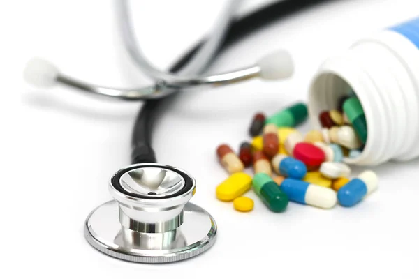 Medycyna, medycyna stetoskop i tabletki na białym tle. — Zdjęcie stockowe