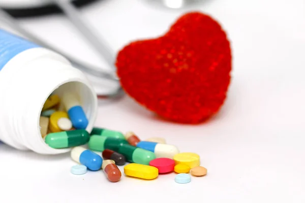 Barevné tablety s červeným srdcem — Stock fotografie