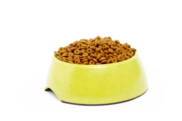 Nourriture pour animaux dans un bol isolé sur fond blanc Image En Vente