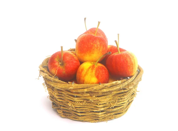 Verse kleine appels in de mand op wihte achtergrond — Stockfoto