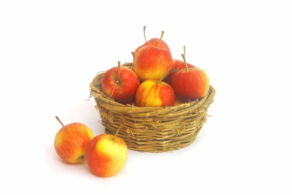 Verse kleine appels in de mand op wihte achtergrond — Stockfoto