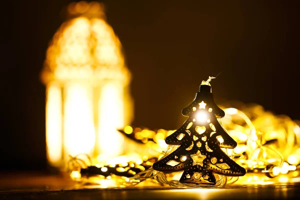 Composición navideña sobre fondo dorado con copia spac — Foto de Stock