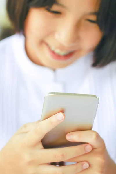 Feliz chica asiática jugando juego en el teléfono móvil — Foto de Stock